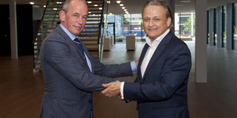 Frits Gronsveld (l) schudt Peter Kamermans de hand in de inspirerende leer- en werkomgeving